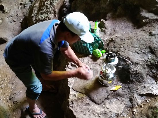 Mein Guide kämpft mit seiner Petoleumlampe