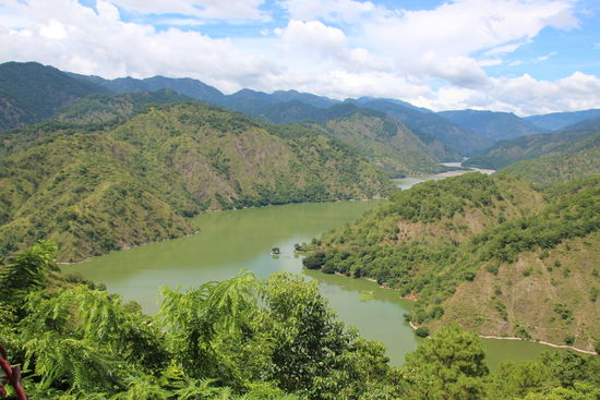 An einem schönen Stausee legen wir in einem netten Gasthaus Mittagspause ein.