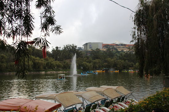 Stadtsee mit SM Mall im Hintergrund - Die Mega Shopping Malls sind eine ganz eigen Attraktion auf den Philippinen.
