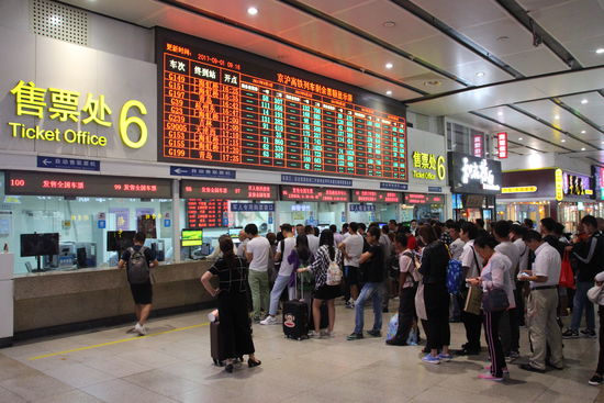 Am Fahrkartenschalter finde ich nichts mehr auf englisch.