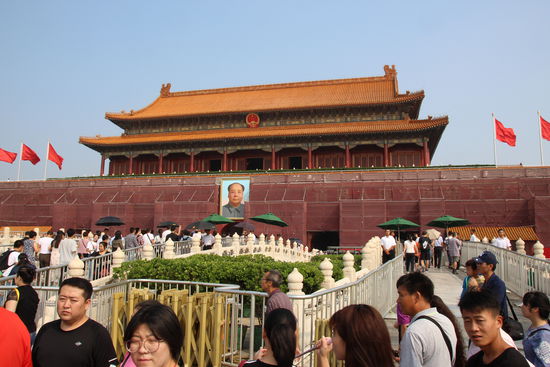 Mao hängt heute noch über dem Haupttor