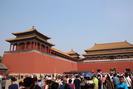 Das große innere Tor. Hier ist der Eingang mit den Kartenschaltern. Wir sind bereits eine halbe Stunde unterwegs.