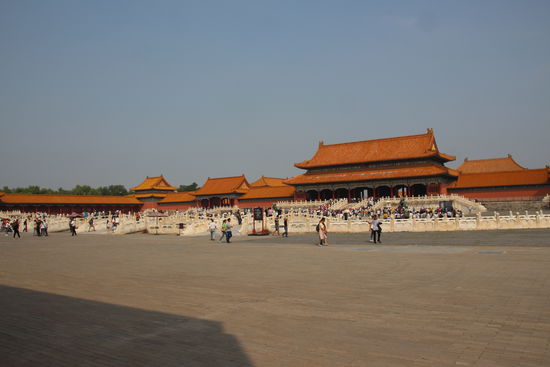 Die erste große Halle. Alle Hallen auf der zentralen Süd-Nord Achse enthalten den Begriff "Harmonie".