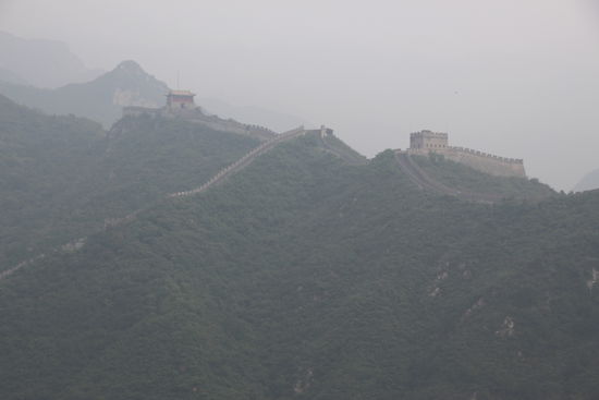 Die Maueranlage auf der gegenüberliegenden Seite des Tals