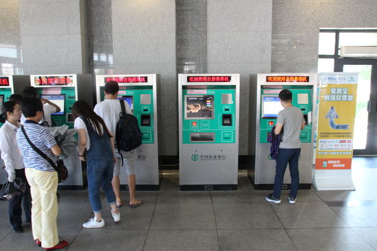 Automat für Eintrittskarten - auch auf Englisch