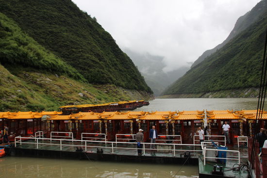 Mit diesen kleinen Booten geht es in die Hexenschlucht