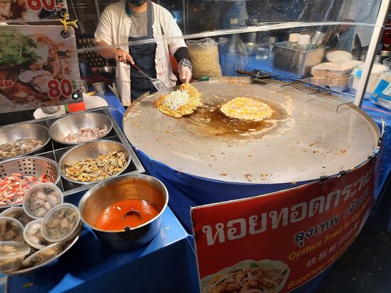 Omelette mit Muscheln werden zubereitet.