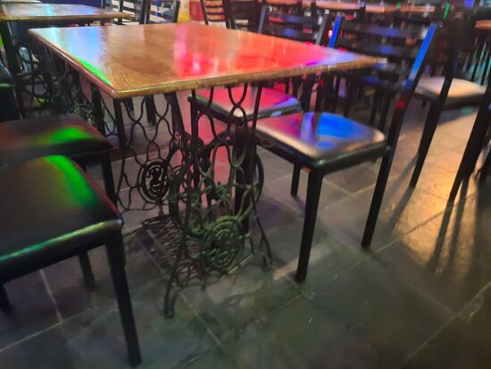 Ganz originell, die Tische sind wohl aus alten Nähmaschinentischen gemacht worden.