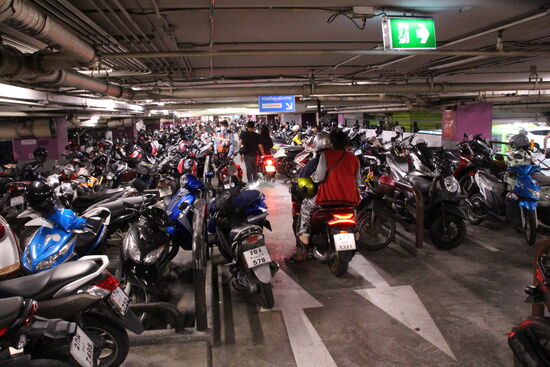 Zweiradparkplatz in Central Festival - einer von zwei Etagen.