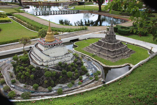 Ich wusste gar nicht, dass es in Thailand zwei goldene Hübel gibt - einen Gold Mountain und einen Golden Moutain.