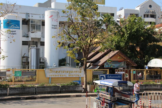 Am rechten Bildrand gibt es die Schnelltests.
Und noch weiter rechts um das Gelände herum befindet sich dann irgendwo die PCR Teststation