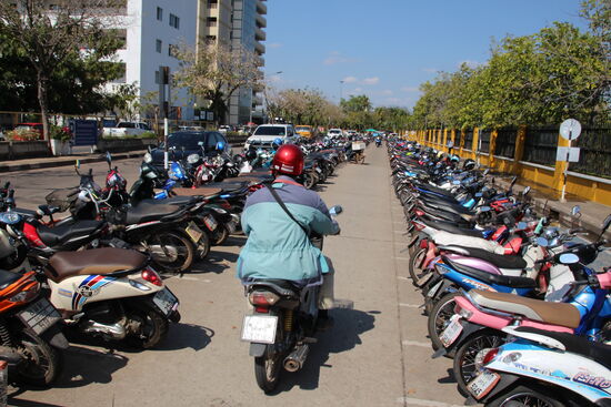 Klassischer Zweiradparkplatz in Asien