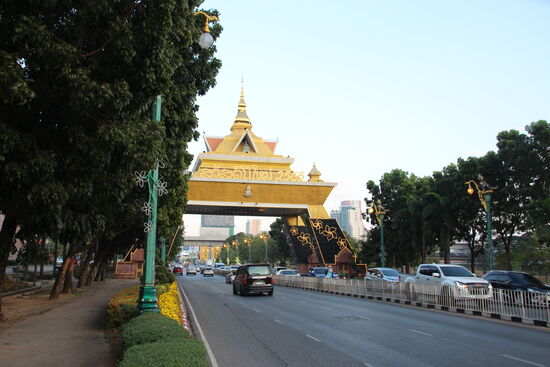 Das Central Plaza befindet sich direkt am stilisierten Stadttor, die es häufig in größeren thailändischen Städten gibt, insbesondere da, wo es irgendwann einmal eine Stadtmauer gegeben hat.