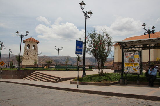 Kommen wir auch an der San Cristobal Kirche vorbei, die man von vielen Stellen in der Stadt aus am Hang oberhalb sehen kann.