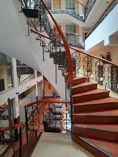 Das Treppenhaus wirkt schon fast nostalgisch