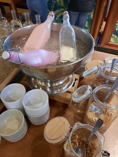 Interessant, das Joghurt wird hier in Flaschen serviert und ist auch eher flüssig. Deshalb habe ich es die ersten Tage übersehen.