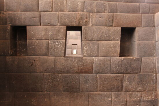 Es gibt da einen speziellen Stein auf den man sich stellen kann und dann diesen Blick durch die Öffnungen hat. Ich habe den Stein nicht gebraucht. 