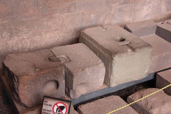 Verankerungen, damit die Steine nicht verrutschen.