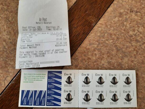 in der ich sehr teure Briefmarken für meine Postkarten kaufe.