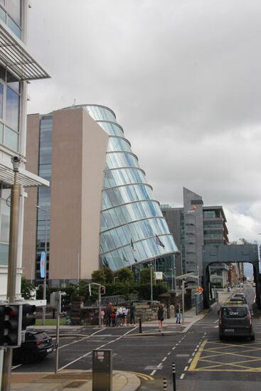 Das gehört tatsächlich zu den interessantesten Gebäuden in dem Viertel