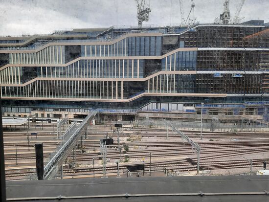 Da waren sie bei meinem letzten Aufenthalt vor drei Jahren schon am Bauen. Mal sehen was es wird wenn es fertig ist.