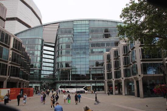 und gegenüber der Kirche