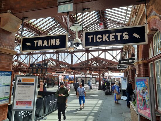 Schöner alter Bahnhof St. Martins Queensway