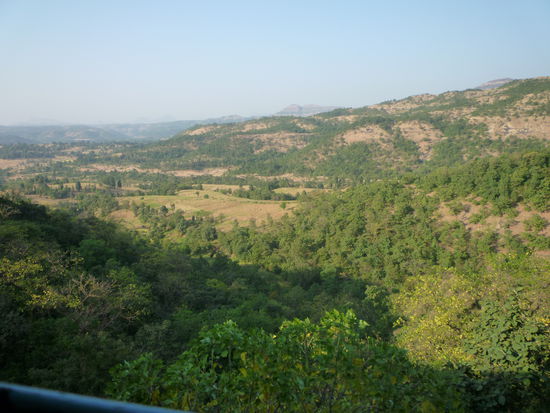 Hügelige Landschaft auf dem Weg nach Nasik