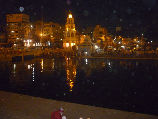 Nasik bei Nacht. Leider war die Linse  bespritzt.