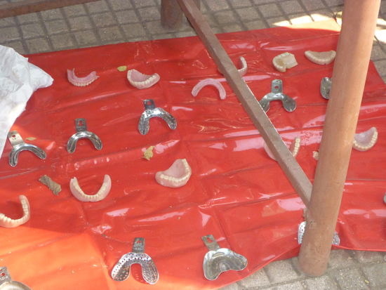 Gut erhaltener Zahnersatz an einem Marktstand. Ich mochte aber nicht probieren ob etwas passt.