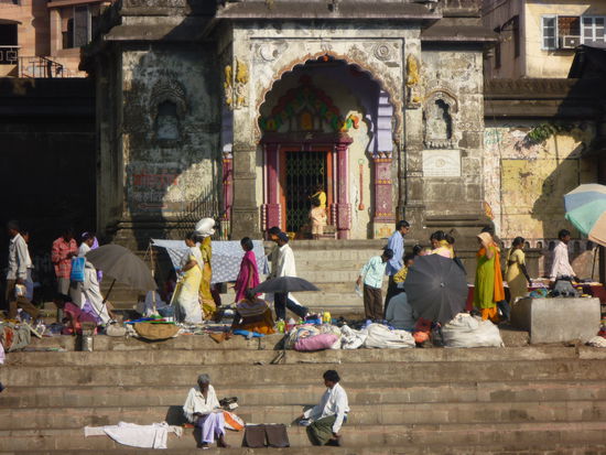 Blick auf einen Tempelvorplatz mit dort lagernden Pilgern.