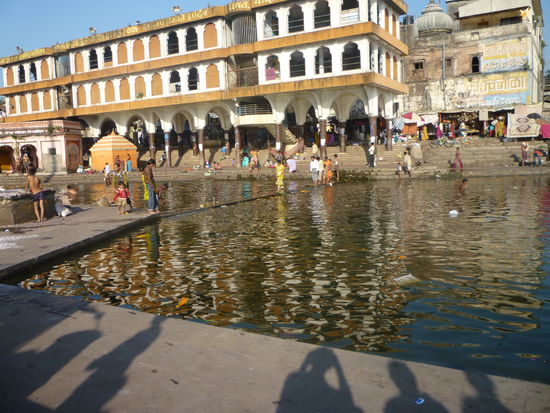 An dem Gath floß eine schmutzige stinkende Brühe, in welcher die Wäsche gewaschen wurde, die Pilger ihre rituellen Reinigungen celebrierten und die Kinder nur ihren Spaß hatten. Ich hätte mir in dieser Brühe noch nicht mal die Hände gewaschen.