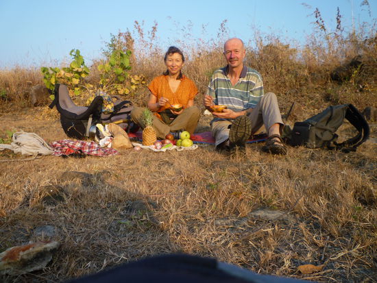 Mittagessen am köstlich gedeckten Tisch mit frischen Produkten.