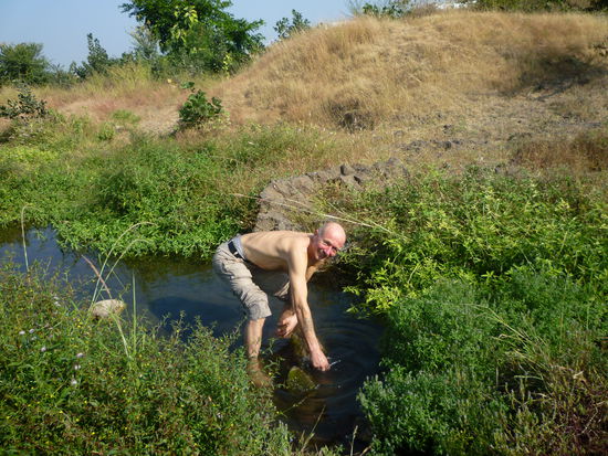 Während der Wanderung erfrischten wir uns an einem Bach