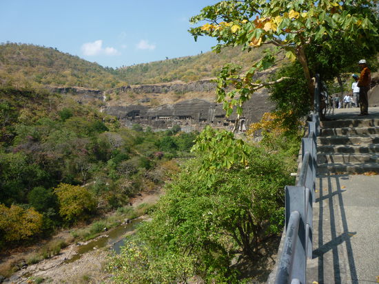 Blick am Anfang der Schlucht auf die Tempelhöhlen. Die 30 Höhlen wurden in der Zeit 200 vor - bis 500 nach unserer Zeitrechnung von buddhistischen Mönchen in den Felsen gehauen.Erst 1881 wurden die Höhlen zufällig bei einer Tigerjagd von Britischen Offizieren wiederendeckt.