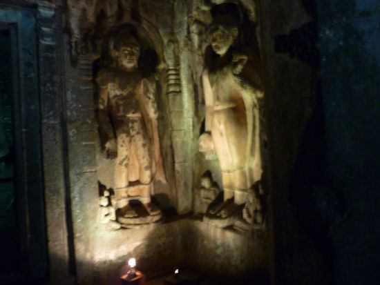 Reliefs im inneren einer Höhle