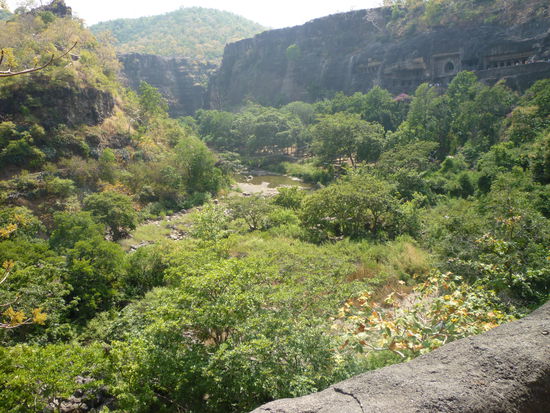 Blick auf das atemberaubende Tal des Waguna mit den in die steilen Felsen gehauenen Höhlen.