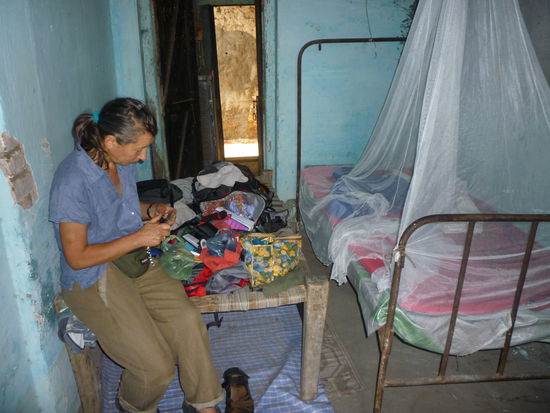 In Khawasa gibt es keine Hotels. Wir konnten für 2 Nächte diese Bude mieten. Kostete 200 Rupien. Innerhalb des Parkes gibt es einige Lodges, die aber sehr teuer sind und wo man die Tagesausflüge mit dem Jeep oder Elefant buchen kann.