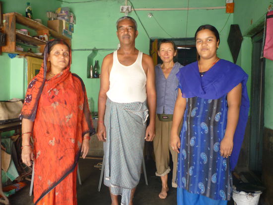 Im Dorf lernten wir die Familie Mukesh kennen und wurden ins Haus eingeladen.Herr Mukesh betreibt eine Garküche an der Hauptstraße und ist Bramahne im Krishnatempel.