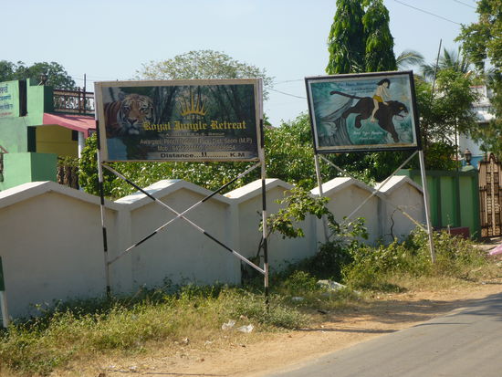 Straße mit Hinweisschildern zu den Lodges im Park