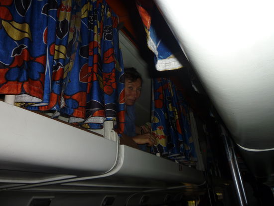 Im Bus nach Jabalpur. Angelica bekommt eine gemütliche Koje zugeteilt. Hat aber den Nachteil, dass sie nicht viel von der Landschaft sehen kann.