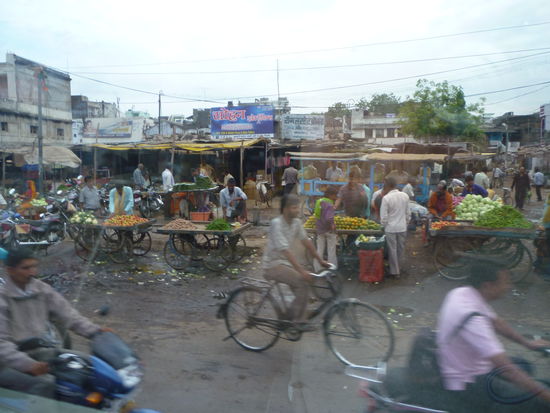 Markttreiben in Seoni aus dem Bus fotografiert