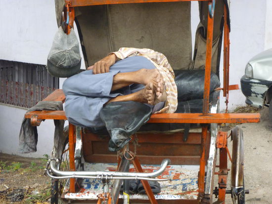 Fahrradriksha treten ist anstrengend, dann muß mal Pause sein.