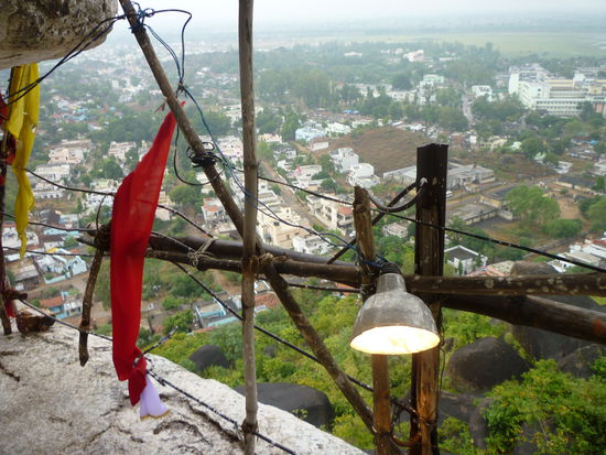 Belohnt werden wir durch einen herrlichen Ausblick von der Höhle eines Sadhus. Die Fahne ist ein Zeichen, dass die Höhle bewohnt ist.