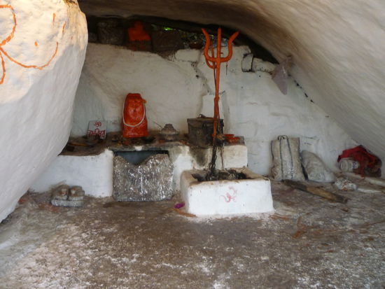 Ein Blick in die Höhle auf den Altar mit Lingam