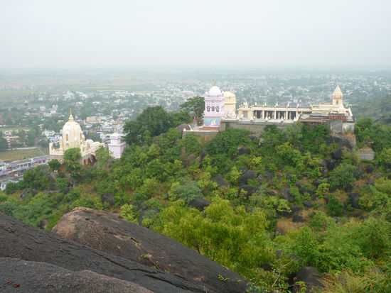 Tempelanlage auf dem Nachbarhügel