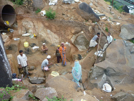 Beim Abstieg kommen wir an dieser Baustelle vorbei. Die Felsen werden nur mit Hammer und Meisel ohne sprengen herausgeschlagen.