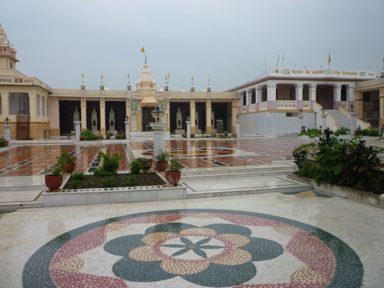 Der große Tempelvorplatz ist mit wunderbarem Mosaik ausgelegt.