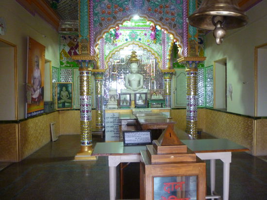 Blick auf den Altar mit einer Buddhastatue. Wichtig ist die Spende in den Kasten.