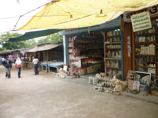 Am Narmada ist ein Zentrum der Bildhauerkunst. Es werdenalle möglichen Souveniers  und Gegenstände aus Stein angeboten.
